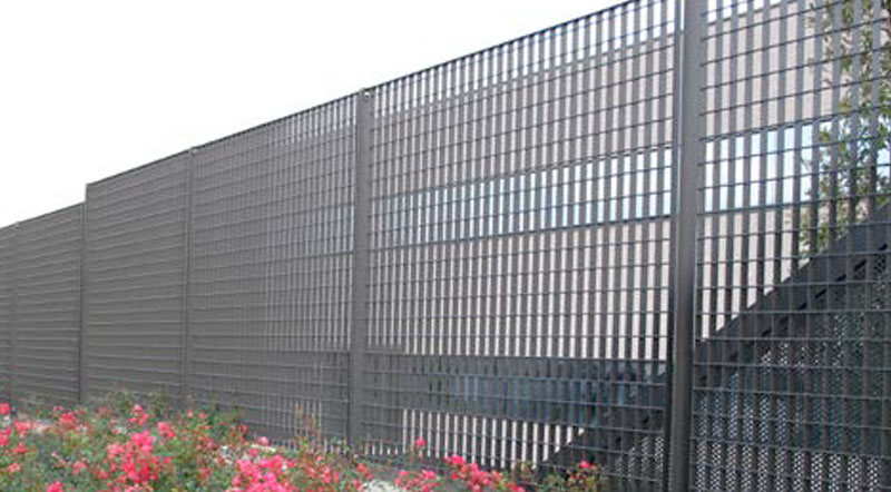 Pannelli di grigliato da recinzione con relative piantane